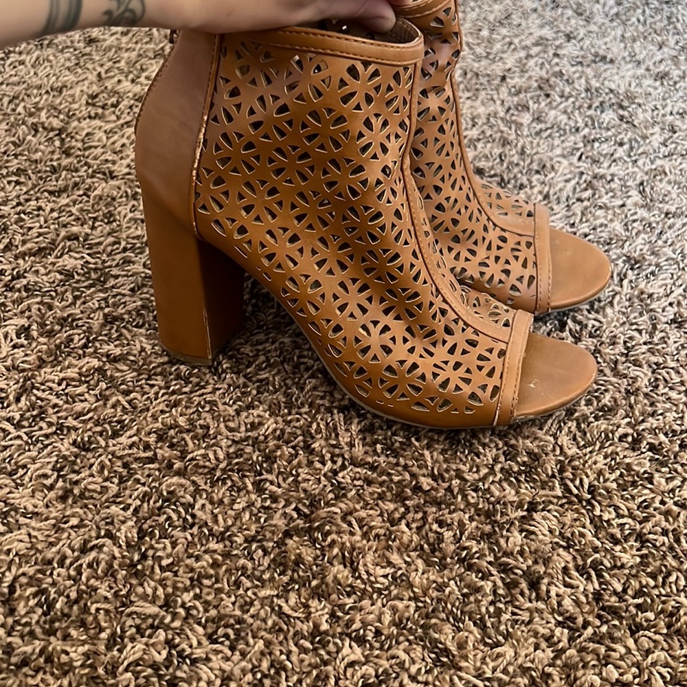Brown heeled sandals with mini triangle cut-outs
